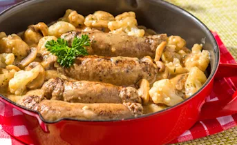 Stoofpotje van saucijzen met bloemkool en champignons