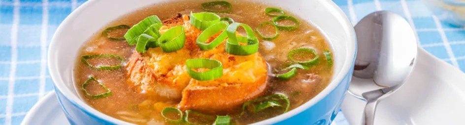 Uiensoep met gehaktballetjes, lente ui en kaascroutons