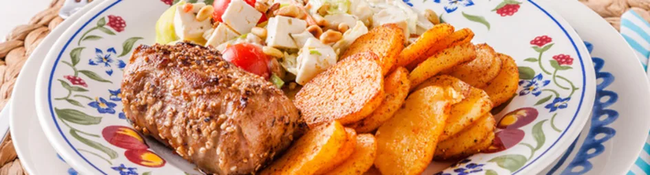 Krokante slavink met een salade van feta blokjes