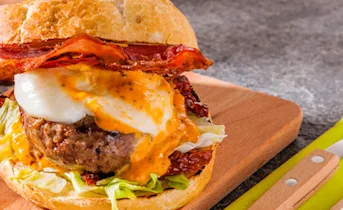 Angus burger met Smokey hot cocktailsaus