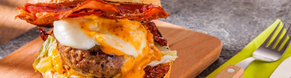 Angus burger met Smokey hot cocktailsaus