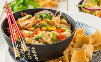 Thaise gebakken kipfilet met rijstnoedels en Pad Thai saus