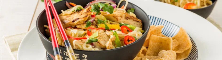 Thaise gebakken kipfilet met rijstnoedels en Pad Thai saus