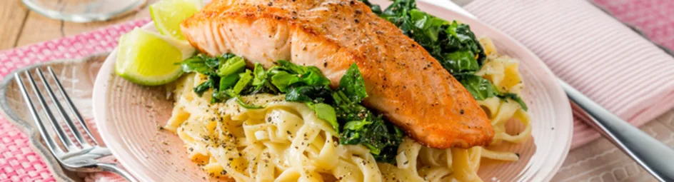 Gebakken zalmfilet met roompasta en spinazie