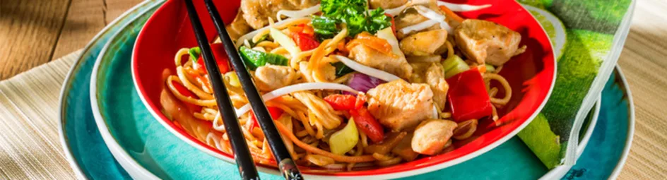 Kipblokjes en Oosterse roerbakgroenten in Woksaus Teryaki