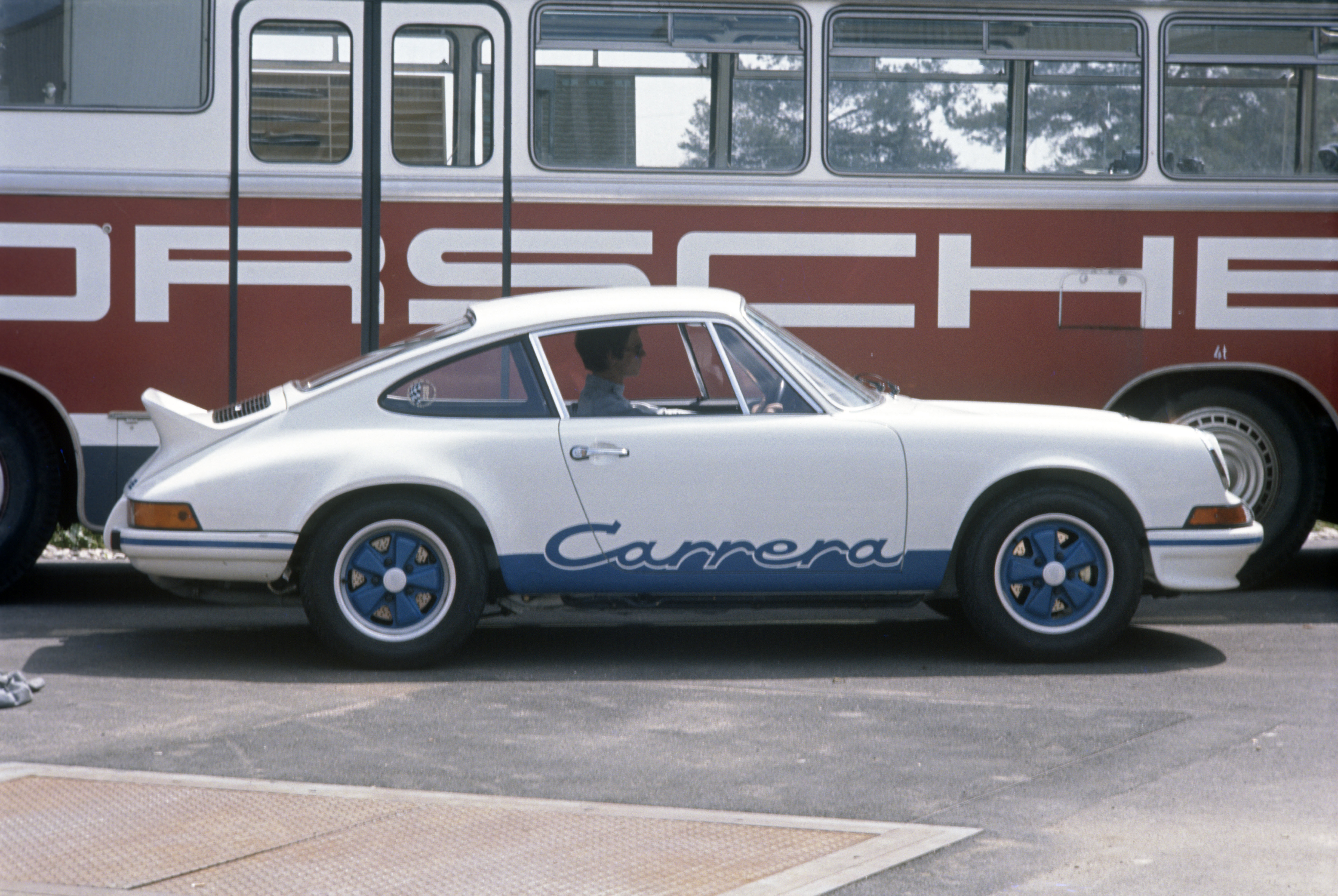 sideview of Porsche 911 Carrera RS 2.7 in Grand Prix White and Blue