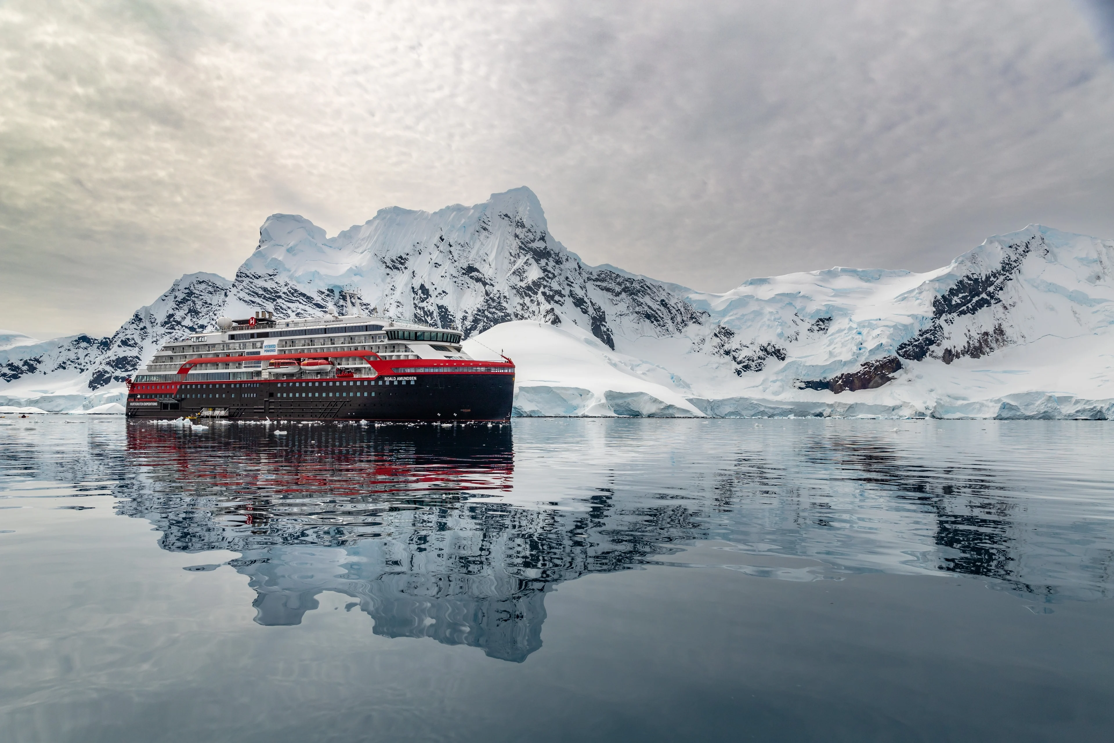 Paradise-Bay-Antarctica-HGR-152880-Photo_Oscar_Farrera.jpg