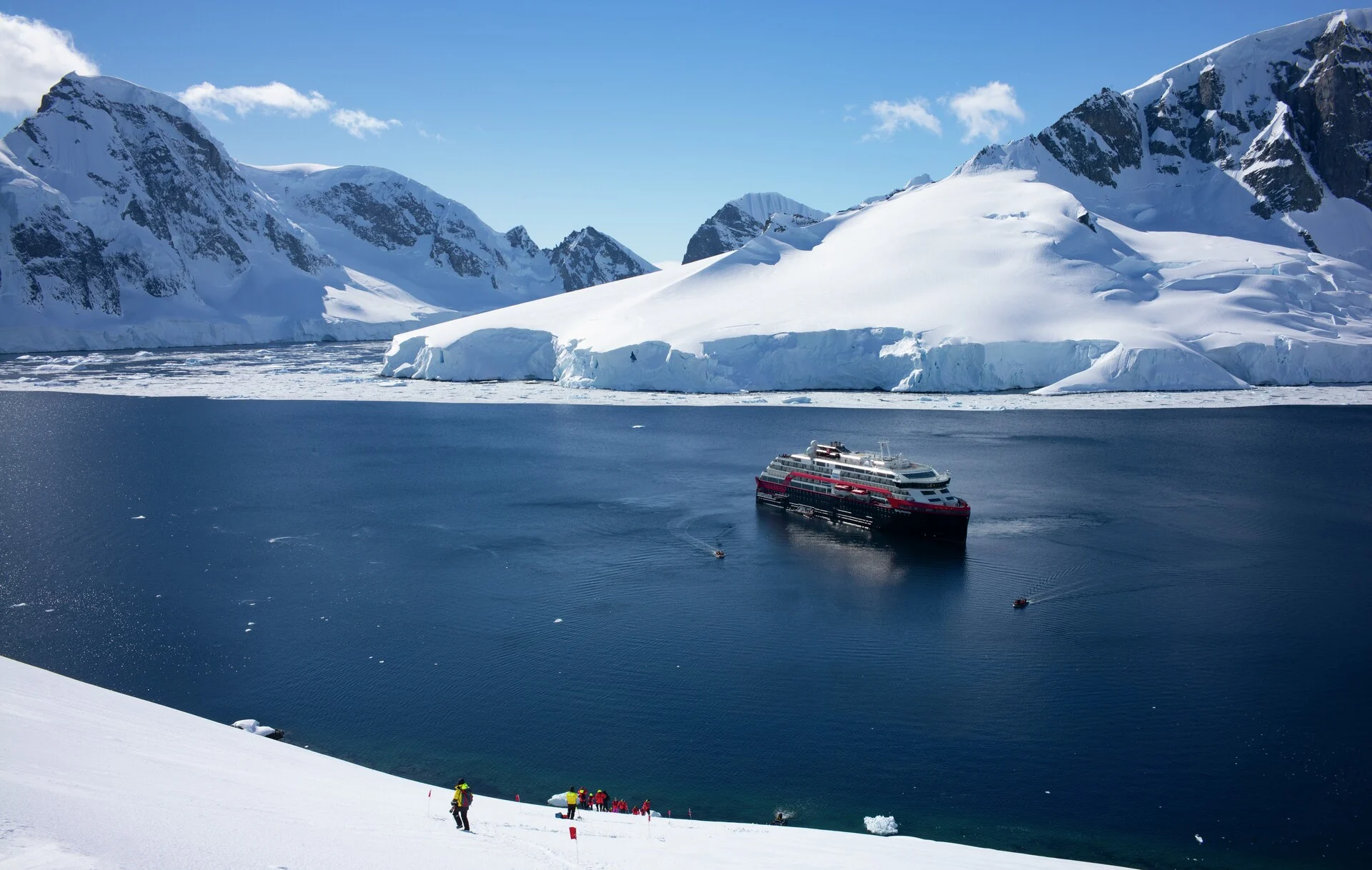 Passengers on MS Roald Amundsen are taken ashore to discover the beautiful nature of Antarctica. Credit: Svai AS.
