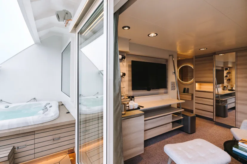 Hot tub and living space in the Corner Suite | With balcony (MC) onboard MS Fridtjof Nansen. Credit: Clara Tuma