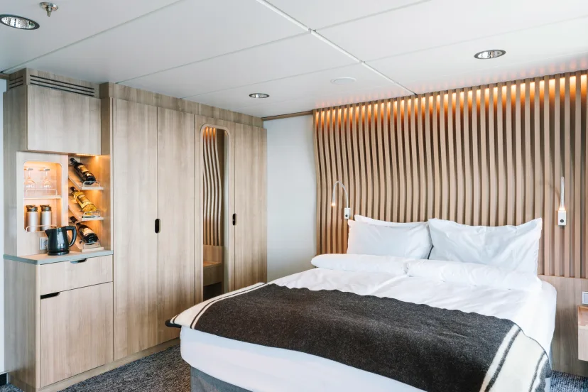 Bedroom in an Arctic Superior: Outside cabin | Upper deck (XY) onboard MS Fridtjof Nansen. Credit: Clara Tuma