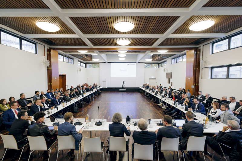 Ein Bild der Teilnehmenden im Saal der Bund-Länder-DB-Vorhabenkonferenz