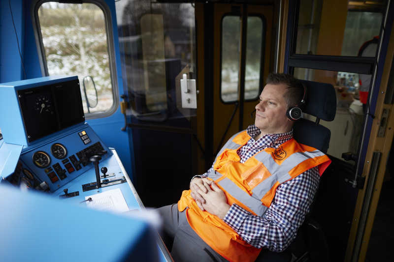 Oliver Brückom bleibt bei den Testfahrten im Zug – und kann jederzeit die Kontrolle übernehmen. (Foto: Jan Pauls)