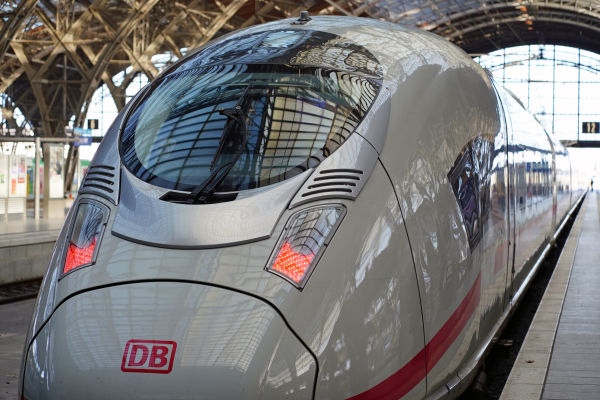 Mit 300 km/h unterwegs: Der ICE3neo der Deutschen Bahn ist als Hochgeschwindigkeitszug im Bundesgebiet unterwegs. Das Foto zeigt ein Zugmodell dieser Klasse. 