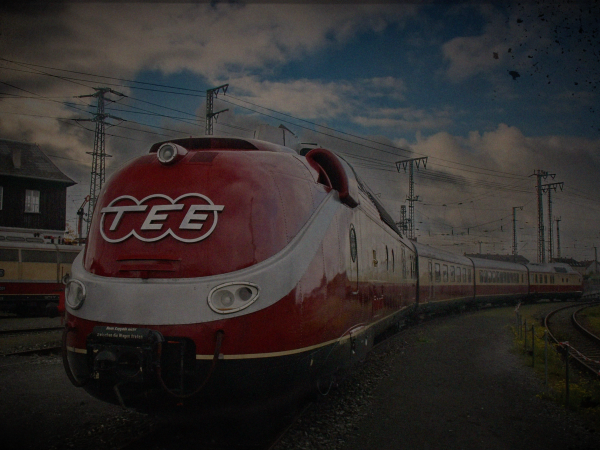 Das Bild zeigt einen roten Zug des TranseuropExpress.