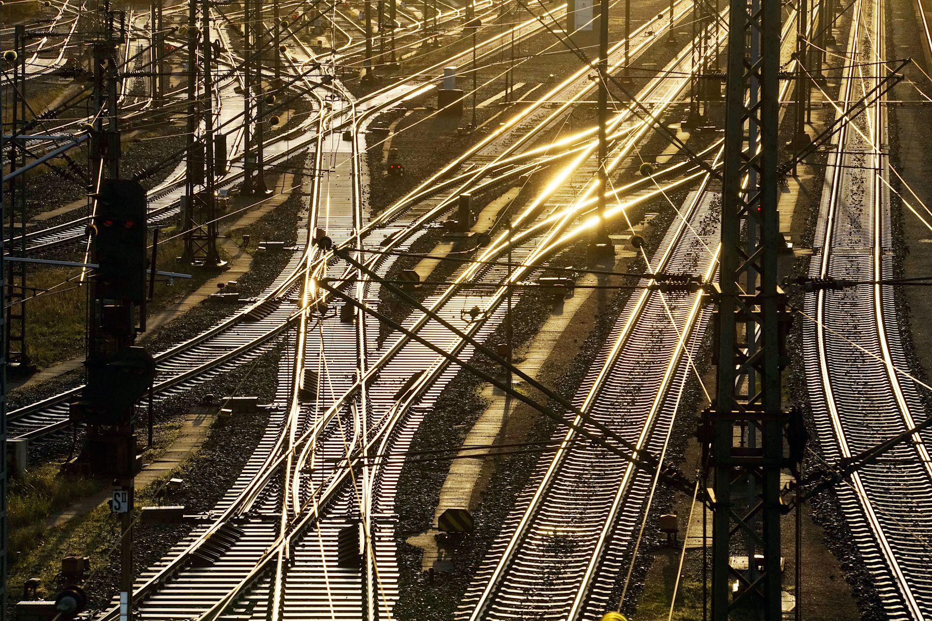 Viele Gleise, Weichen und Oberleitungen überkreuzen sich