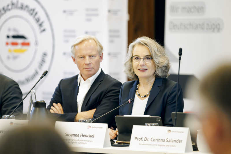 Abteilungsleiter NRW Udo Siewerding und Staatssekretärin Susanne Henckel (BMDV)