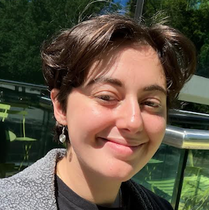 Casual headshot of a smiling young woman with short brown hair.}}