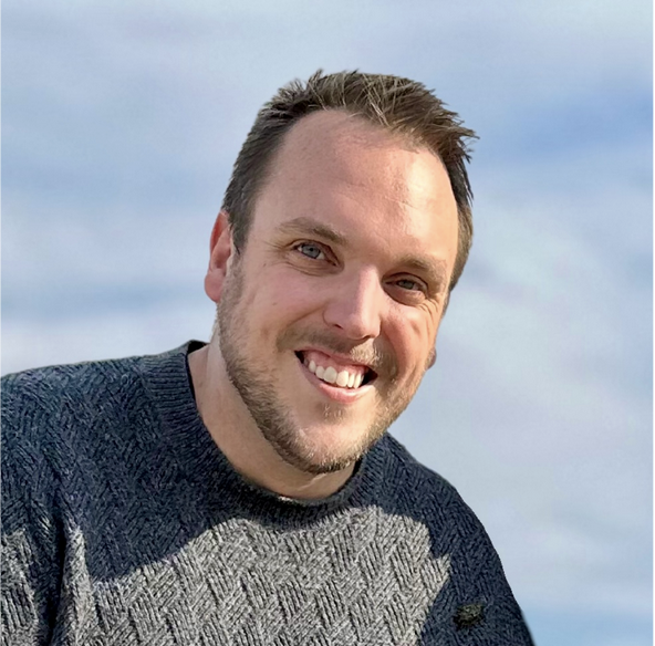 casual headshot of a smiling white man}}