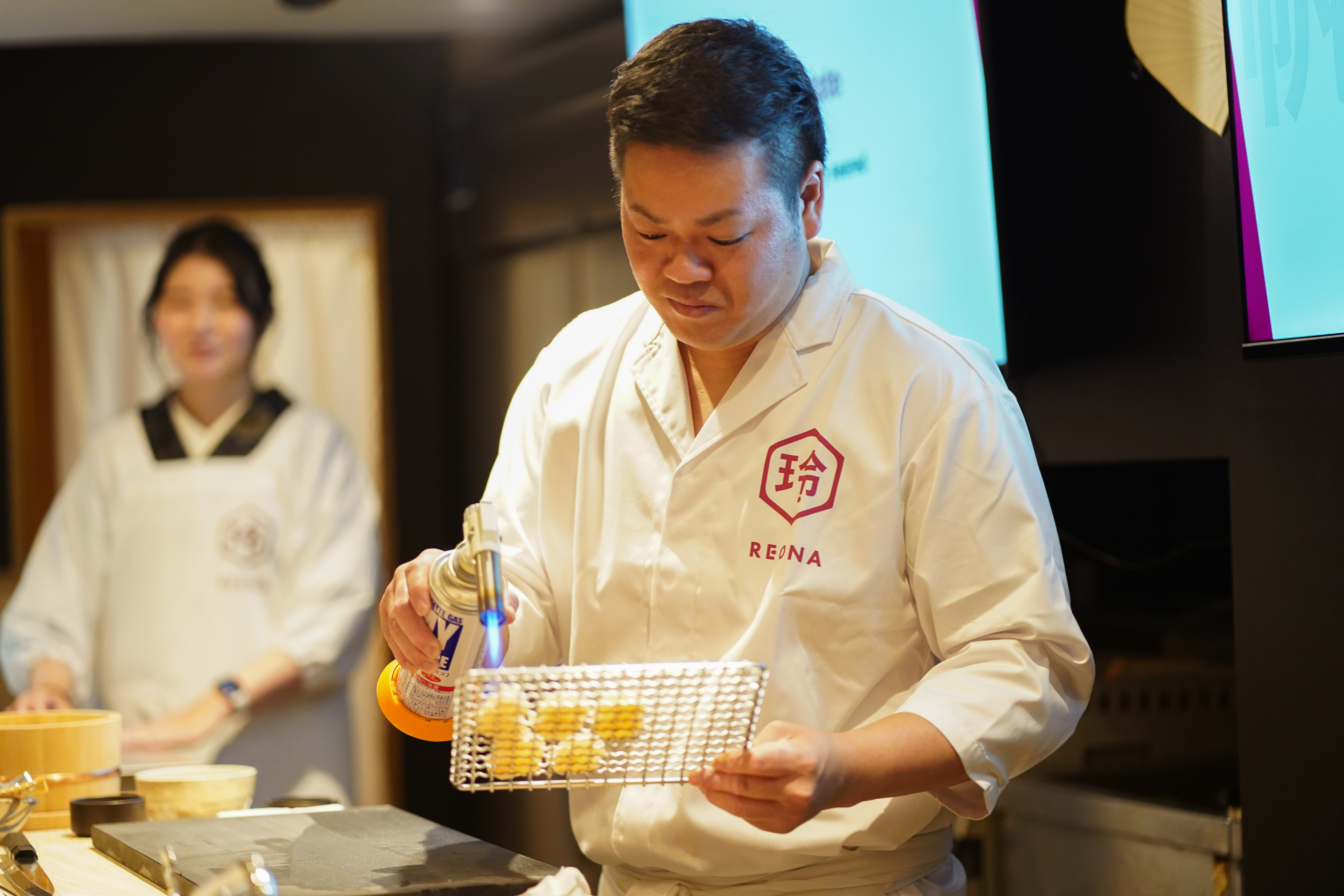 筒井さんがホタテ炙ってるところ