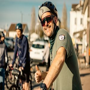 Portrait d’un cycliste souriant avec badge GRAVEL UP