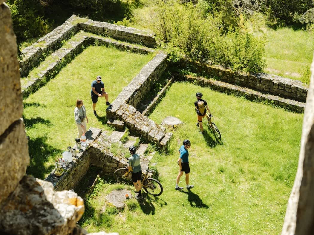 Visite de ruines dans les Grands Causses avec GravelUp
