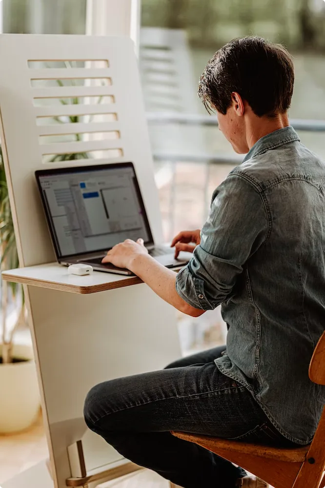 Choosing the design of your bedroom desk