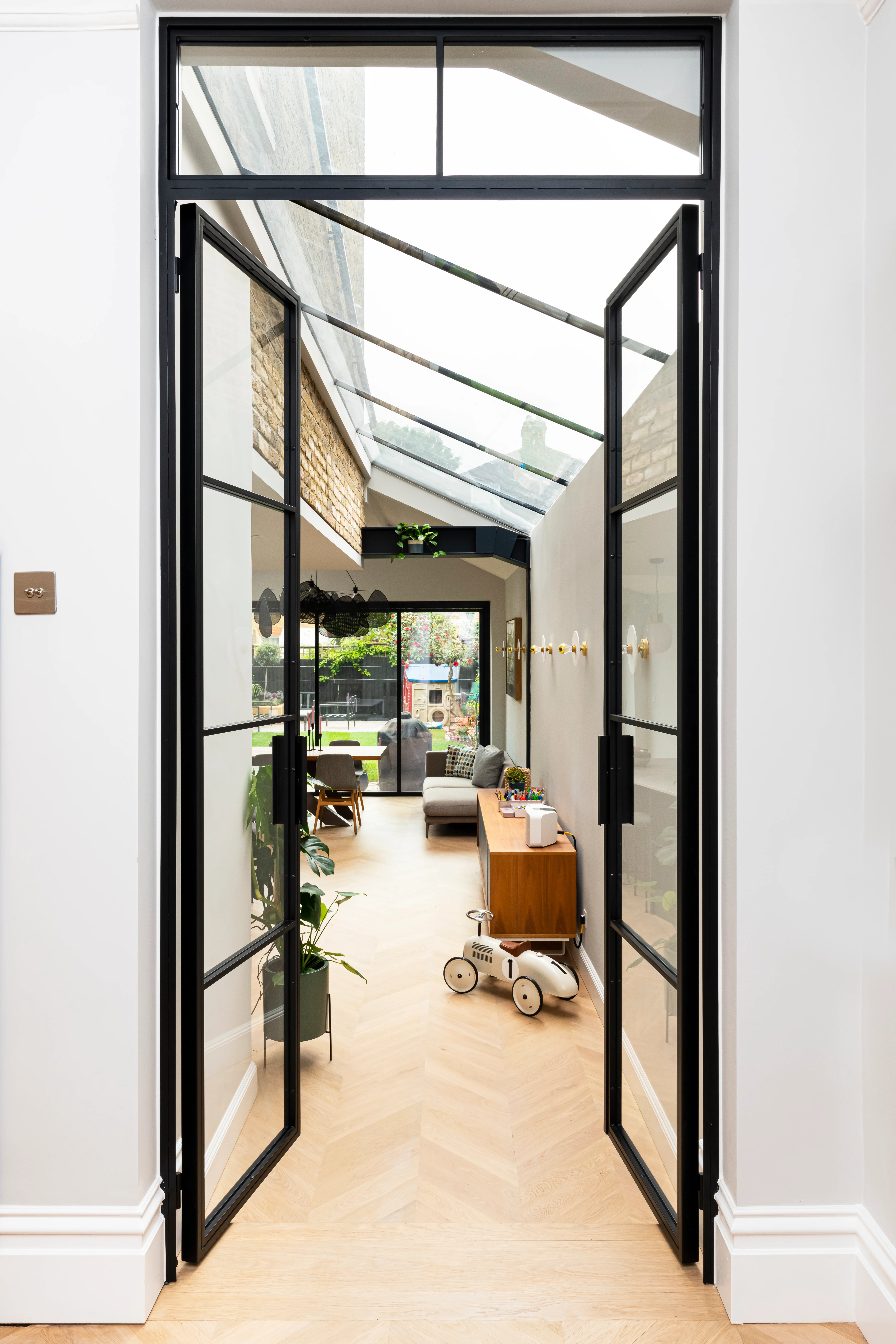 Dividing doors