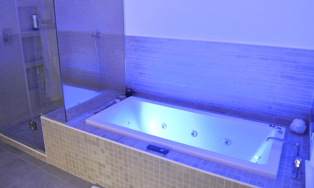Bathtub with accent lighting