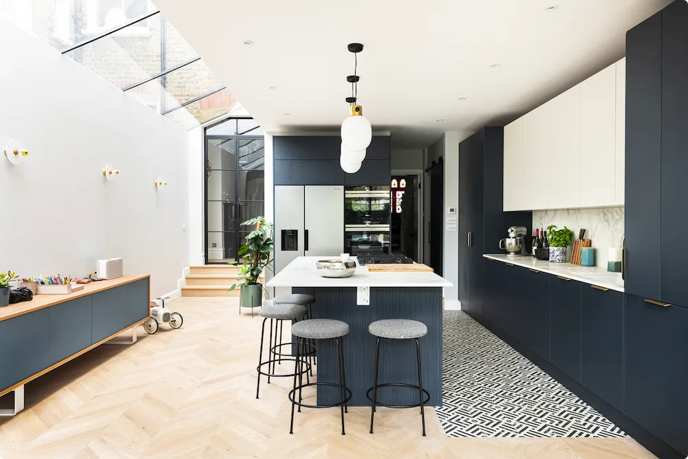 Adding a kitchen island thanks to a side return kitchen extension