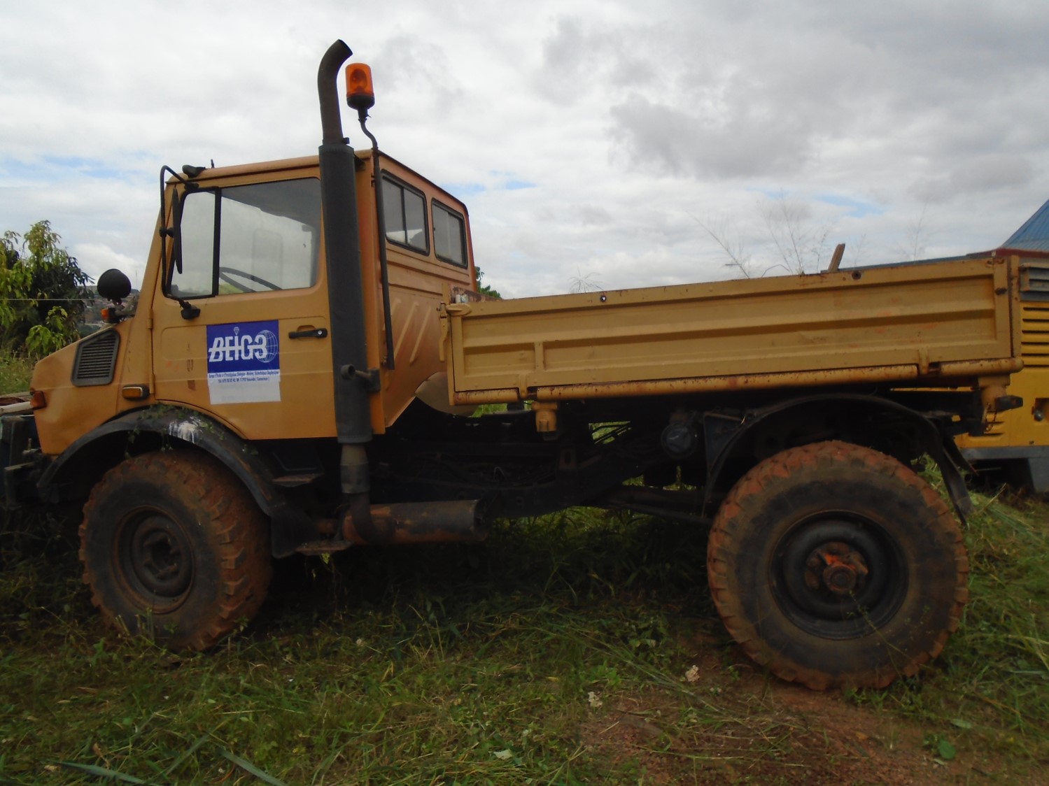 Camion tri-benne MERCEDES-BENZ UNIMOG U1650