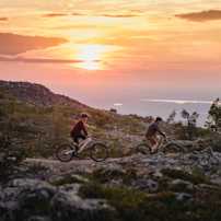 pyöräily village trail keskiyön aurinko