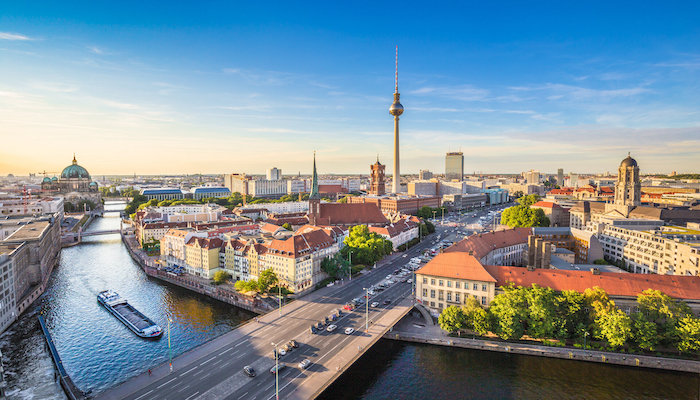 Panorámica del skyline de Berlín con la torre de televisión y el Spree al atardecer