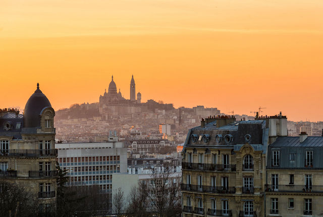 Vue de Montmartre et des toits de Paris depuis le parc des Buttes Chaumont