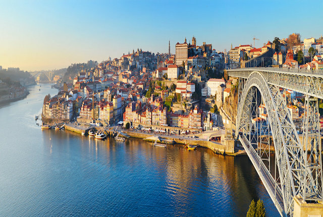 Skyline de Porto avec le célèbre pont Dom-Luis, Portugal