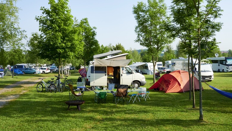 Camping-cars garés sur un terrain de camping idyllique.