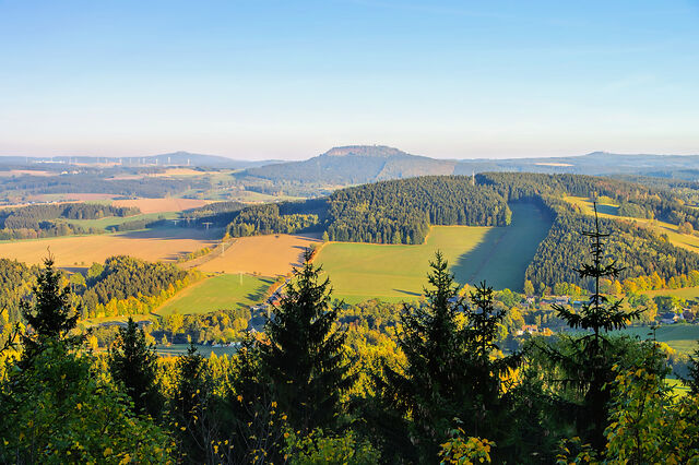 Blick auf eine Landschaft im Erzgebirge mit Wäldern und Feldern