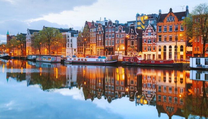 Vue nocturne de la ville d'Amsterdam, Pays-Bas
