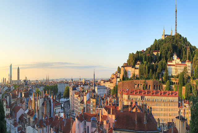 Lever du soleil sur le Vieux Lyon et la Croix Rousse dans la ville de Lyon, France.