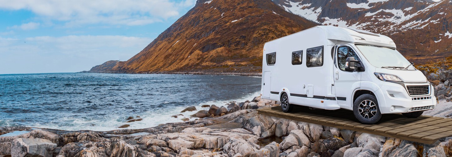 Location de camping-cars semi-intégrés: confortable et pratique