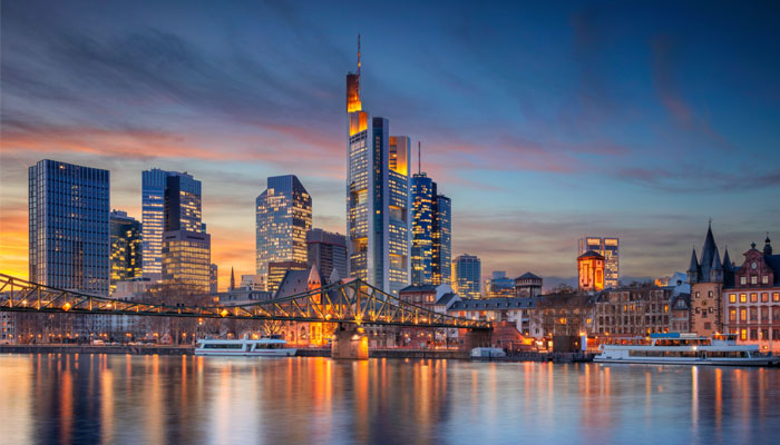 Blick auf die Skyline von Frankfurt am Main während des Sonnenuntergangs