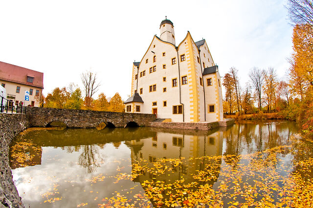 Blick auf das Wasserschloss Klaffenbach im Herbst