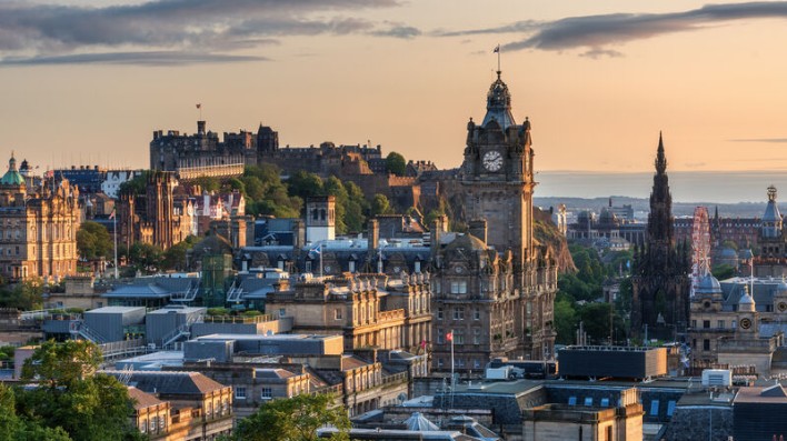 Der Uhrenturm von Balmoral mit der Skyline von Edinburgh