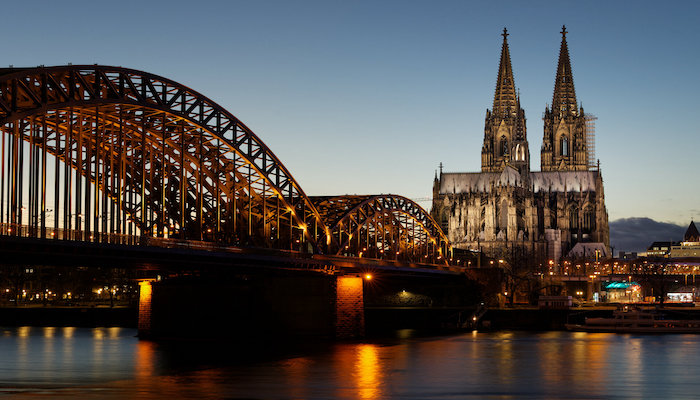 Vue de Cologne sur le Rhin vers la cathédrale de Cologne