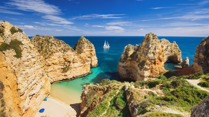 Una bahía cerca de la ciudad de Lagos, región del Algarve, Portugal