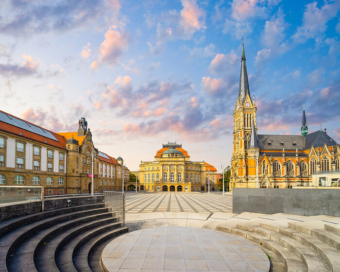 Theaterplatz in Chemnitz mit Opernhaus und St. Petrikirche
