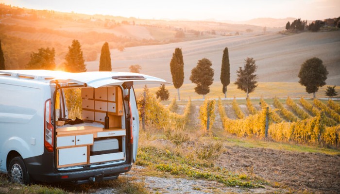 Camping-car dans un champ de vignes en Toscane, Italie