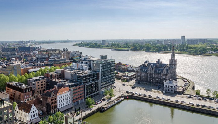 Panorama der Stadt Antwerpen mit historischer und moderner Architektur am Fluss