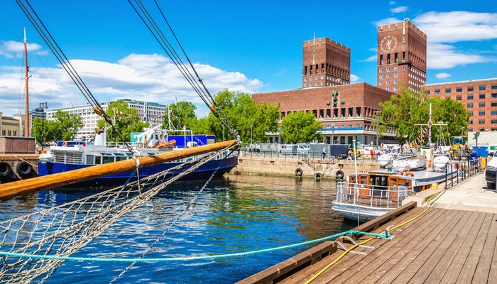 Ayuntamiento de Oslo desde el puerto, Noruega