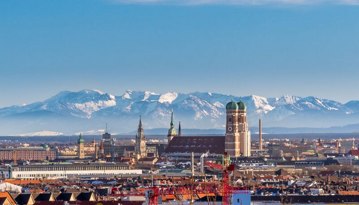Blick auf die Stadt München mit den bayrischen Alpen im Hintergrund