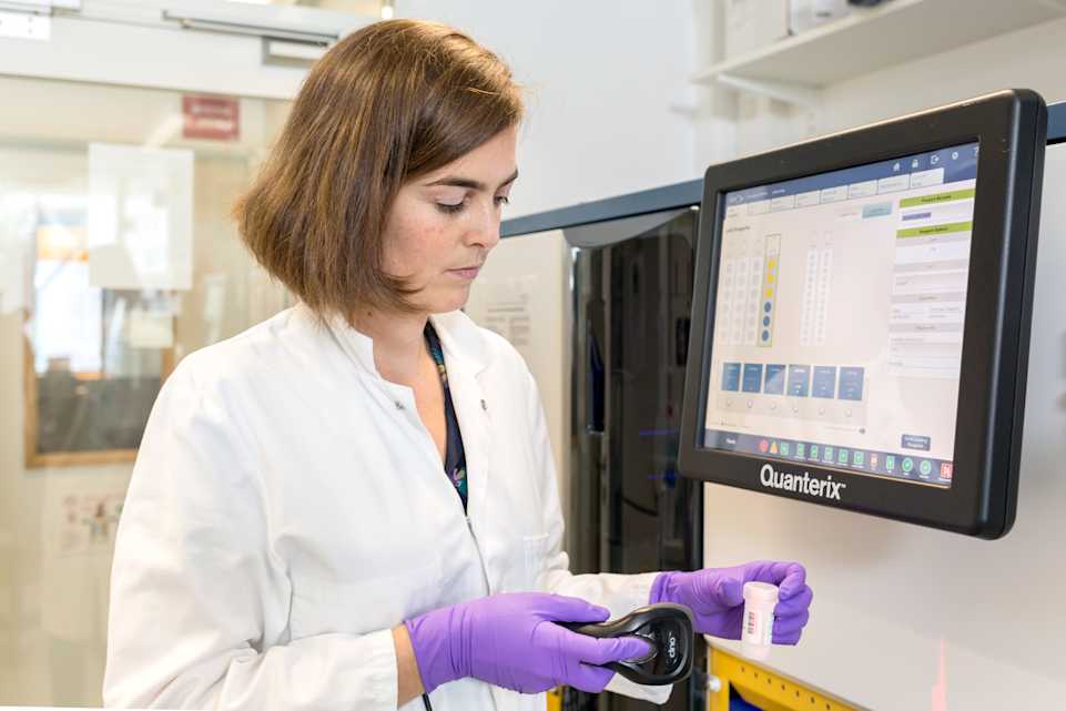 Le doctorat de Céline Posseme a été financé par Milieu Interieur. Elle a étudié l'effet de la sécrétion précoce de l'IFNβ sur la détermination des réponses variables en aval de l'IL-12p70 lors de l'activation du TLR4 dans la santé et la maladie.